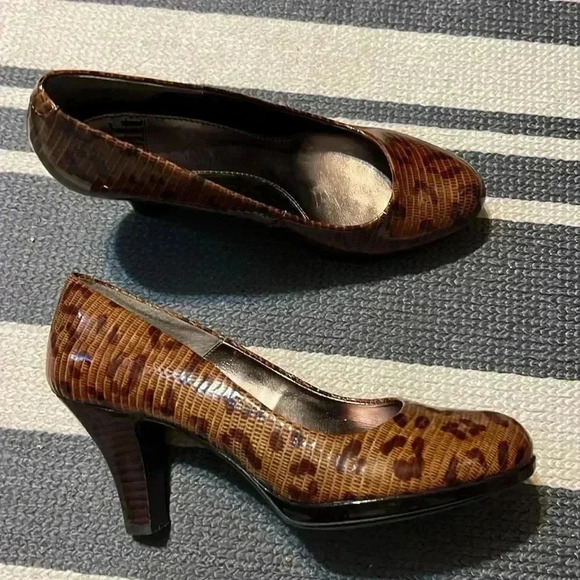 Sofft brand animal print shoes size 6- excell condition - Picture 3 of 6